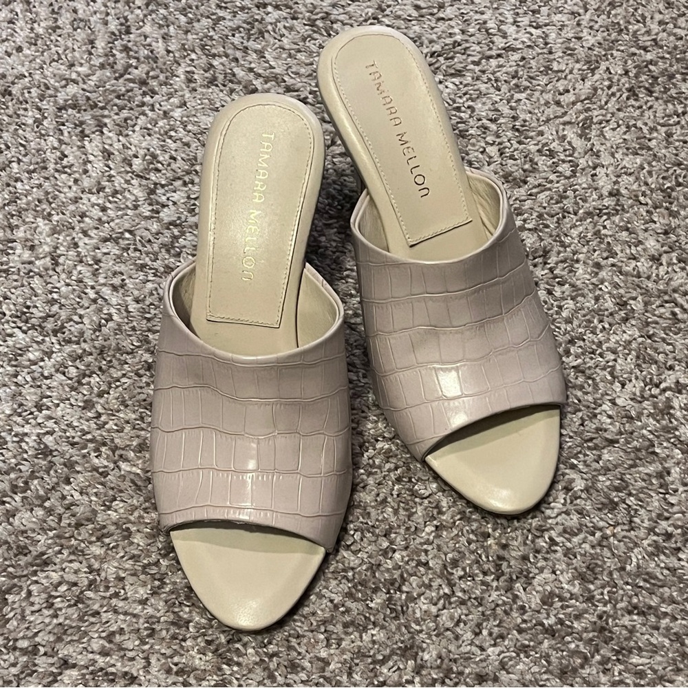Tamara Mellon, NWT Beige Capri leather croco embossed mule sample. Euro Size 37